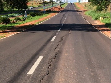 Prefeitura promete, mas n�o interrompe o tr�nsito na via de acesso