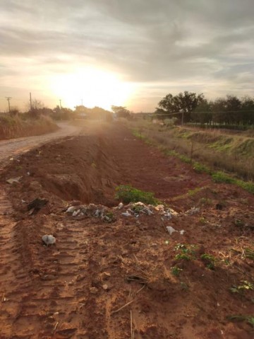 Morador denuncia cratera em estrada de terra que liga a via de acesso ao canil municipal