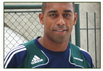 Robert troca socos com o t�cnico Antonio Carlos dentro do �nibus do Palmeiras