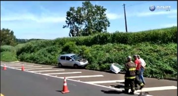 V�DEO: Batida de frente pr�xima ao trevo de In�bia Paulista deixa tr�s feridos