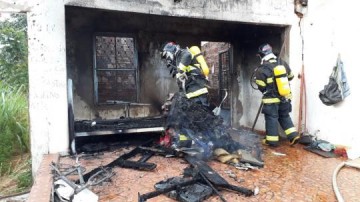 Bombeiros controlam inc�ndio em casa abadonada na Vila Santa Helena