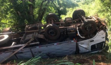 Caminh�o tomba e cai em barranco �s margens de rodovia em Sant�polis do Aguape�