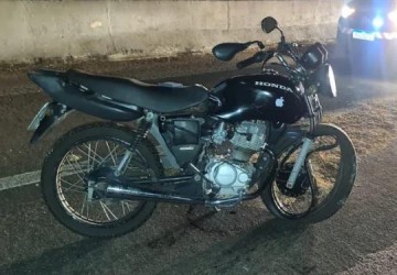 Motociclista morre ap�s bater contra a traseira de caminh�o em Regente Feij�