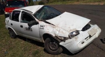 Ve�culo da Prefeitura de Adamantina fica destru�do em acidente; motorista de 37 anos n�o se feriu