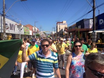 Manifesta��o pelo impeachment de Dilma re�ne perto de 300 pessoas em OC
