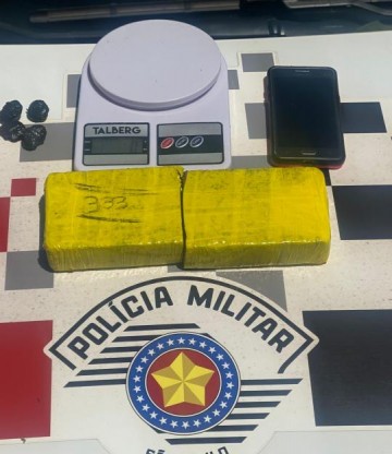 Policial Militar de folga leva � pris�o de traficante com dois tijolos de maconha