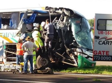 Acidente entre �nibus e caminh�o deixa quatro feridos em rodovia de Paragua�u Paulista