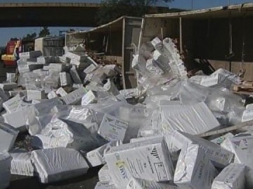 Caminh�o carregado de amianto tomba em rodovia de Mar�lia