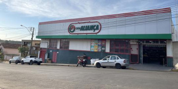 Al�m do seguran�a ferido, assalto ao Supermercado Casa Alian�a na Av. Felipe Carmona teve caixa rendida e preju�zo de R$ 2,5 mil