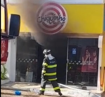 VDEO: Incndio atinge comrcio no centro de Adamantina