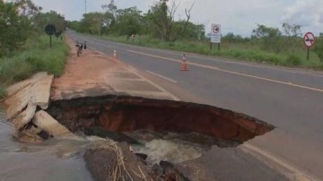 DER interdita Assis Chateaubriand ap�s dano no asfalto causado pela chuva
