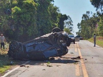 Dois ficam presos nas ferragens em acidente entre Sagres e OC