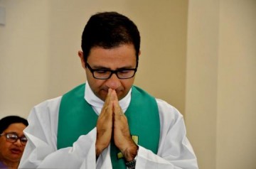 Parquia programa missa pelo aniversrio do padre Rogrio Mendes