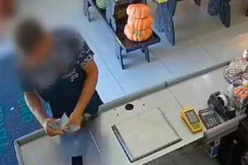 Homem furta celular de funcion�ria, volta minutos depois para devolver e paga R$ 200 alegando empr�stimo em It�polis