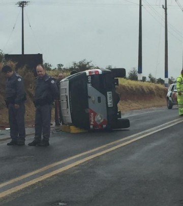 Viatura da PM tomba pr�ximo do trevo para SP-294 na vicinal Osvaldo Cruz-Salmour�o