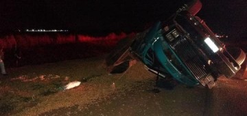 Caminh�o carregado de amendoim tomba na SP-457 no trecho Bastos/Rancharia