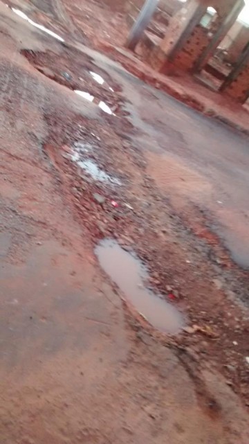 Internauta de Salmour�o reclama de buraco na rua Guanabara