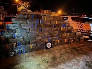 Motorista de van � preso com 1,5 tonelada de maconha ap�s tentar fugir a p� de abordagem policial, em Pirapozinho