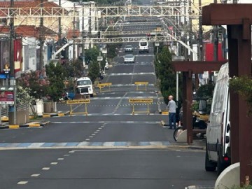 Manuten��o em pergolado interdita trecho da Avenida Brasil hoje, 13