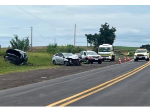 Batida frontal entre dois carros deixa seis feridos na SP-501 em Santo Expedito