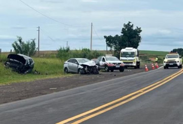 Batida frontal entre dois carros deixa seis feridos na SP-501 em Santo Expedito