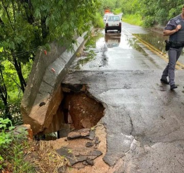 Buraco aberto pela chuva em cabeceira de ponte provoca interdi��o parcial de trecho de estrada vicinal em Adamantina