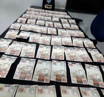 Passageiro � preso com mais de R$ 3 mil em notas falsas escondidas na cueca