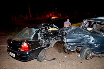 Um morto e 6 feridos na colis�o de caminhonete e carro