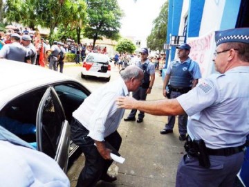 Sob escolta e protestos, Bressan  empossado prefeito de Machado
