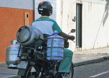 Transporte de gs e gales de gua  proibido em garupas de motos em todo pas