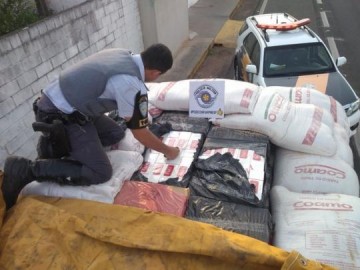 Carga de cigarros do Paraguai � apreendida em caminh�o carregado com farinha de trigo