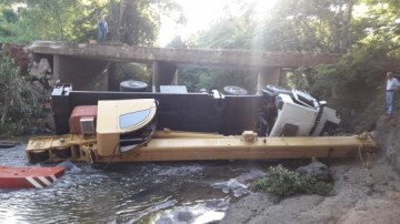 Motorista perde controle e cai com caminh�o guindaste da ponte do B�lsamo em Salmour�o