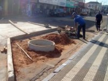 Com�rcio reclama de obras no centro da cidade