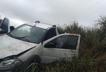 Duas pessoas ficam feridas em acidente entre pick-up e caminh�o na SP-294