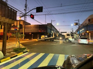 V�DEO: Motorista perde o controle e bate em poste no principal cruzamento de Osvaldo Cruz