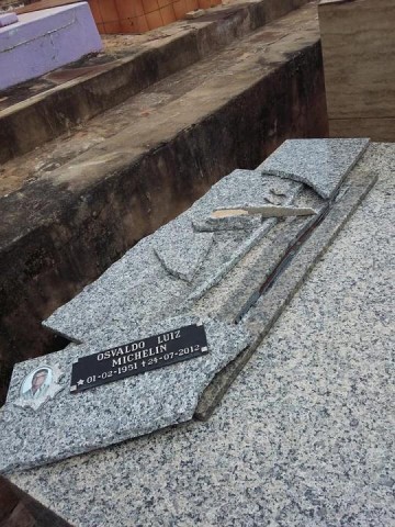 Mais um: internauta denuncia outro t�mulo destru�do no Cemit�rio de Osvaldo Cruz