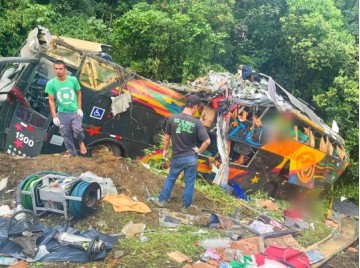 Motorista de �nibus relata falta de freios em acidente que deixou 19 mortos no PR