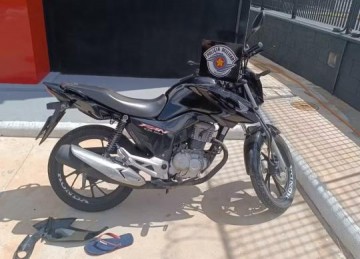 Jovem tenta despistar pol�cia em moto, mas termina preso com pedras de crack, em Dracena