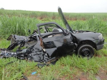 Carro derrapa em pista molhada e tr�s morrem em acidente na rodovia