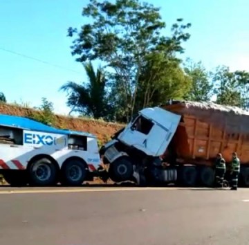 Colis�o traseira entre carretas deixa v�tima leve na SP-294, em In�bia Paulista
