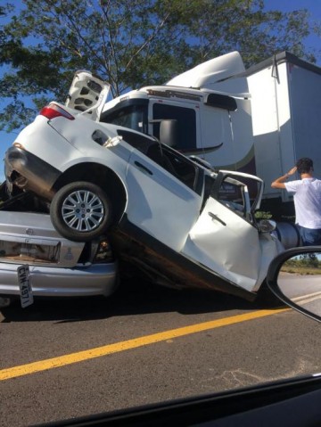 V�DEO: Grave acidente envolve caminh�o e dois carros pr�ximo a Parapu�