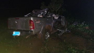 Motorista que fugiu ap�s bater caminhonete em �rvores se apresenta � pol�cia