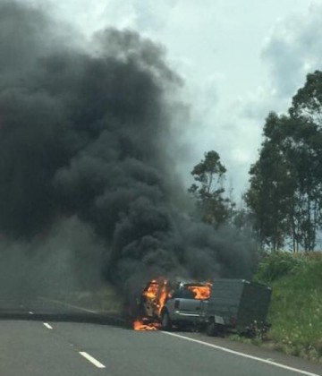 Caminhonete pega fogo pr�ximo ao pesqueiro do Poiet