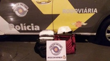 Brasileiro e boliviano s�o presos em flagrante ao transportar quase 2 kg de coca�na em bagagens