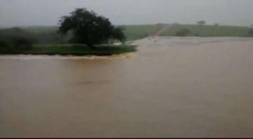 Barragem se rompe e inunda cidade na BA com �gua e lama