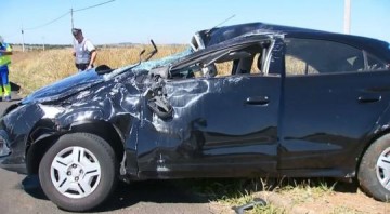 V�tima arremessada de carro ap�s acidente em Gar�a morre no hospital