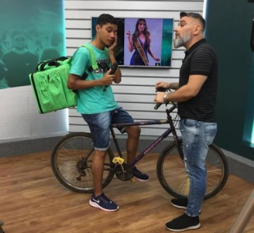 V�DEO: Entregador que foi humilhado por Miss ao fazer entrega em bicicleta ganha moto zero