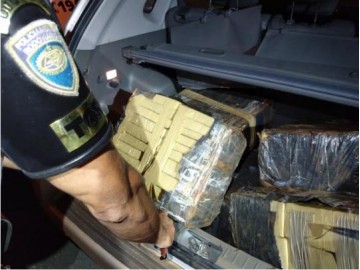 Pol�cia Rodovi�ria localiza carro lotado de maconha durante fiscaliza��o na SP-270