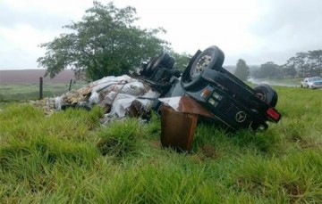Chuva: caminh�o tomba em Hercul�ndia na SP-294