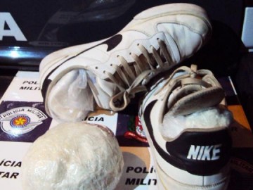 Africano tenta esconder coca�na em cal�ados e cueca e � preso